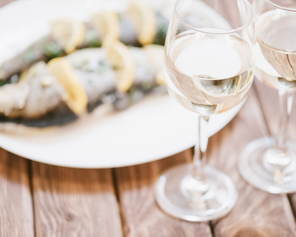 À la Découverte des Vins Blancs Secs : Arômes, Accords et Astuces